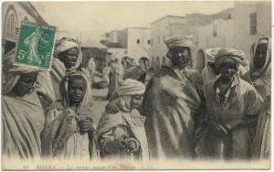 BISKRA- Les curieux autour d'un Touriste