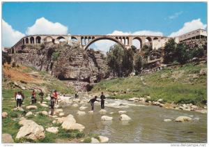 Algérie,Algéria,afrique du nord,constantine,pont SIDI RACHED,ruisseau,tunel,égo ut,enfants du pays qui jouent