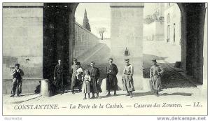CPA Algérie Constantine La Porte de la Casbah Caserne des Zouaves   éditeur LL No107