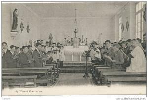 Constantine  Seminaristes Curés interieur Messe edit Cl. Willard Constantine