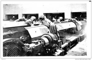 ALGERIE CONSTANTINE. OUVRIERS A L'ATELIER DE TRIAGE DU PHOSPHATE des MINES DU DJEBEL KOUIF.
