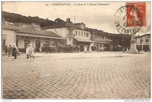 B  CPA  de  CONSTANTINE  -  Autobus  devant  La  GARE  et  la  Station  Constantin  en  1923   (  Très  Très  Animée  )