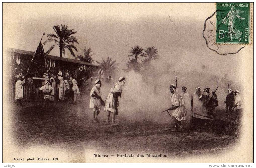 ALGERIE  -  BISKRA - FANTAZIA DES MOZABITES ( CARTE TRES BON ETAT )