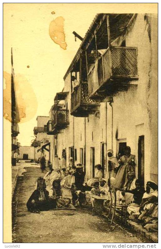 CPA ALGERIE - BISKRA - rue des femmes des Ouled-Nails (très animée)