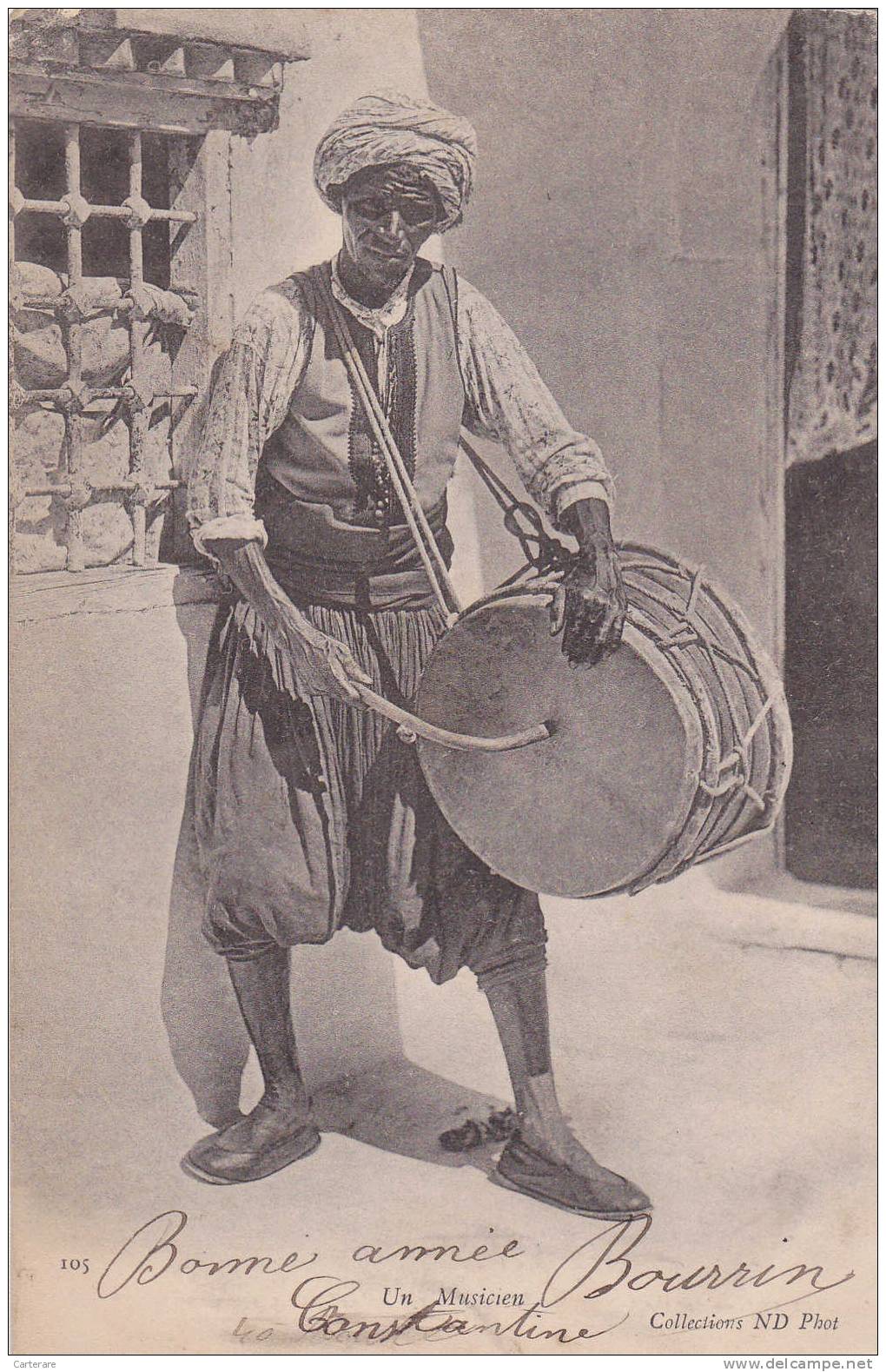 AFRIQUE,AFRICA,AFRIKA,Alg érie en 1904,constantine,musicien ,tambour,Tambur,instrumen t de musique africain,artiste,rare