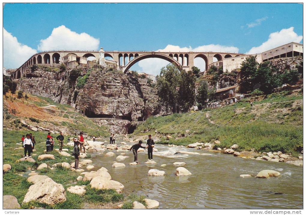 Algérie,Algéria,afrique du nord,constantine,pont SIDI RACHED,ruisseau,tunel,égo ut,enfants du pays qui jouent