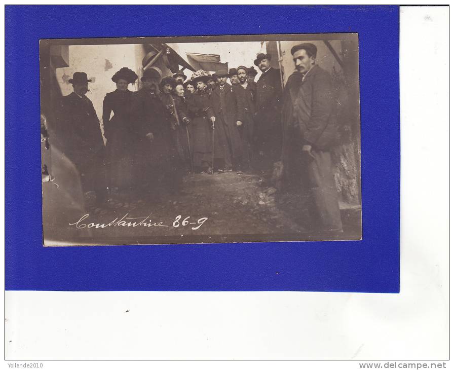 TZ 1110y250 /   CONSTANTINE carte photo 86-9 ?  groupe dans une ruelle (état Trés Très bon)