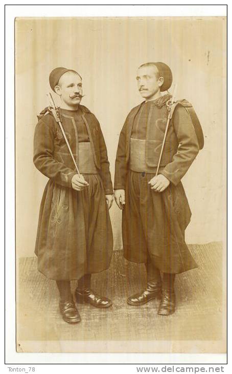 CARTE PHOTO  -  CONSTANTINE  - 2 BLEUS LORS DE LEURS PREMIÉRE VISITE EN VILLE