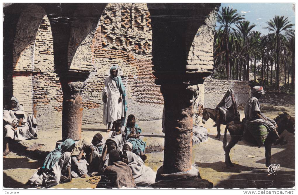 AFRIQUE,AFRICA,AFRIKA, Algérie,CONSTANTINE,1956, COUR de L'ECOLE,enfants qui s'amusent,oslet