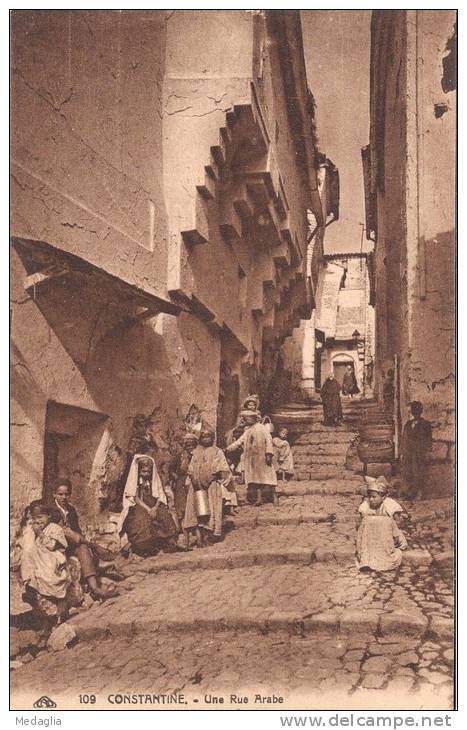 CONSTANTINE - Une rue arabe