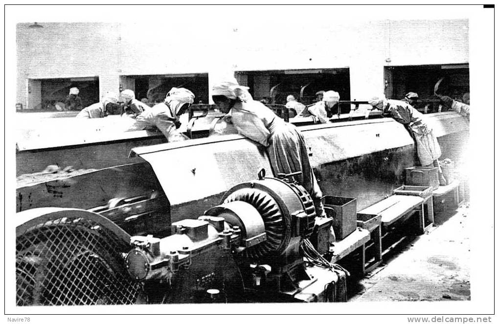 ALGERIE CONSTANTINE. OUVRIERS A L'ATELIER DE TRIAGE DU PHOSPHATE des MINES DU DJEBEL KOUIF.