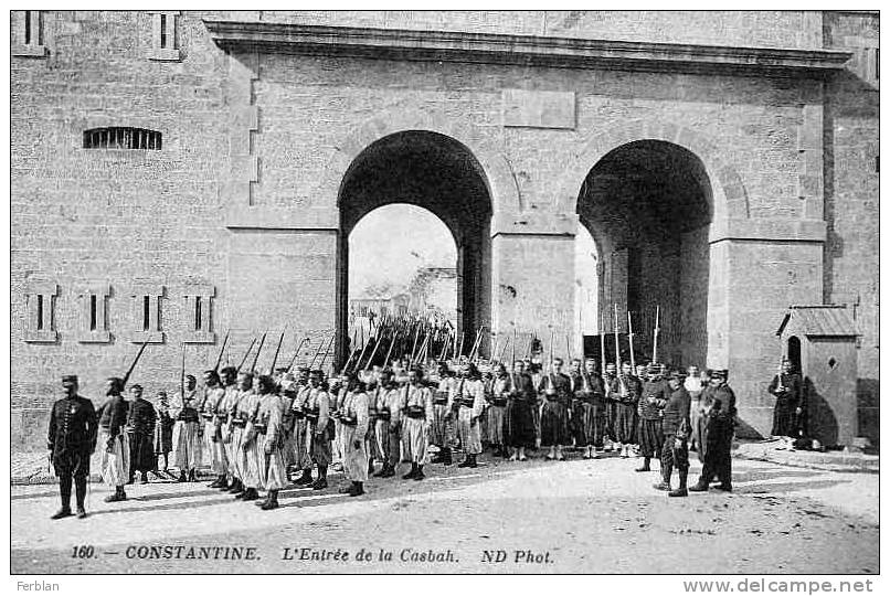 AFRIQUE. ALGERIE. CONSTANTINE. Militaires Zouaves entrant dans La Casbah.