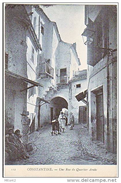 6-Costantine-Algerie Francaise-Une Rue du Quartier Arabe-Animé-v.1906 x Paris-Timbre 5c. France.