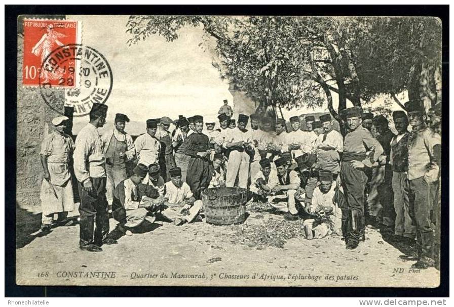 CPA. CONSTANTINE. Quartier de Mansourab, 3è. Chasseurs d'Afrique, l'épluchage des patates. /   ND.Phot. 168.