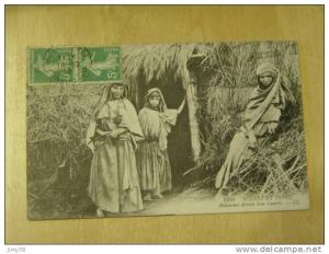 SCENES ET TYPES-6391-BEDOUINES DEVANT LEUR GOURBI-ANIMEE-CODE 100