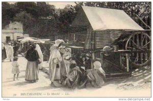 AFRIQUE. ALGERIE. MOSTAGANEM. Vue sur Le Marché et un Rémouleur.