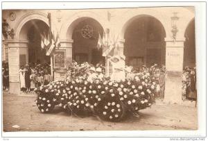 CARTE PHOTO . ALGERIE . MOSTAGANEM . CHAR FLEURI DEVANT LE THEATRE .  Années 1920