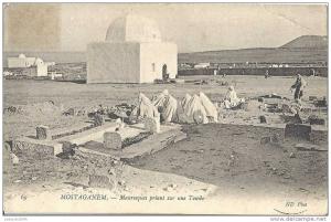 CPA Mostaganem Algérie Mauresques priant sur une Tombe