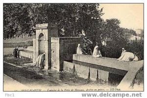 CPA Algérie - Mostaganem - Fontaine de la porte de Mascara, Arabes en prière (Editeur ND N°54)