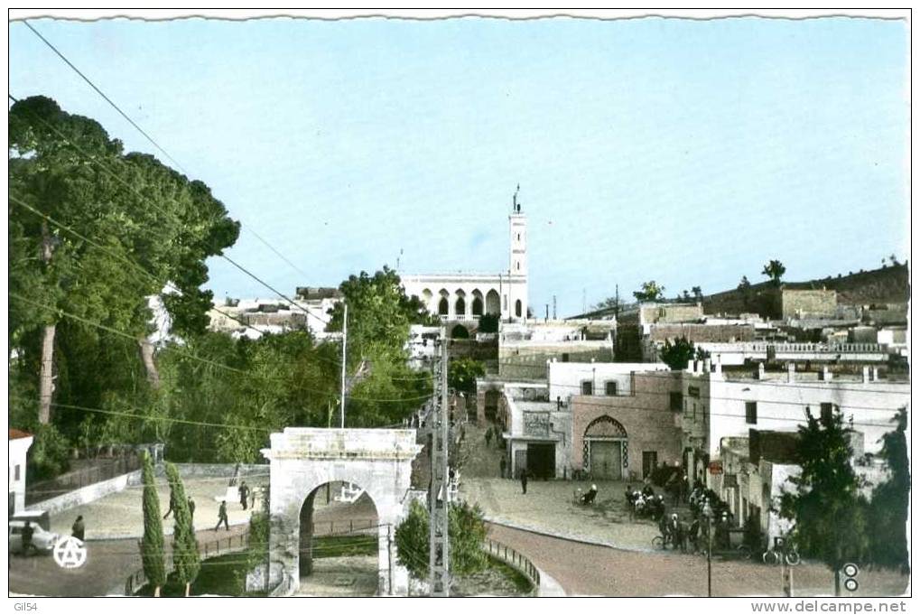 Laghouat , le monument aux morts et la Mosquée   , mv130