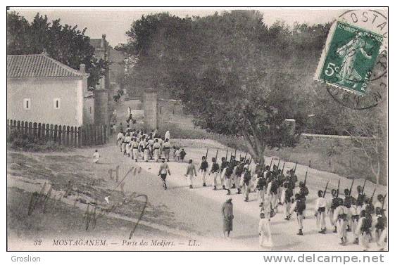 MOSTAGANEM 32 PORTE DEDS MEDJERS 1910 (MILITAIRES PASSANT)