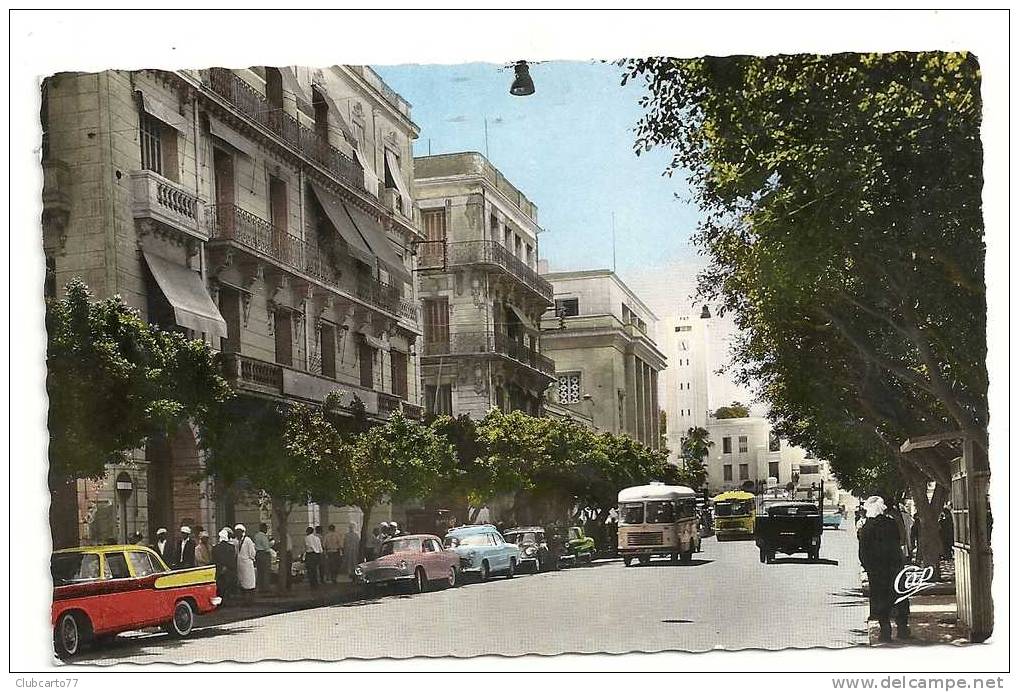 Mostaganem (Algérie)  La rue des arcades env 1950 (animée).