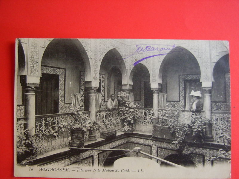 CPA MOSTAGANEM - intérieur de la maison du caïd - animée- 1917