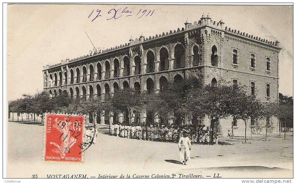 MOSTAGANEM    INTERIEUR DE LA CASERNE COLONIEU 2E TIRAILLEURS
