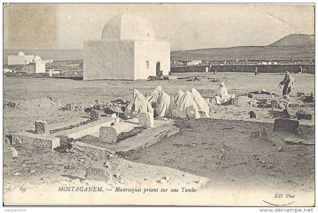 CPA Mostaganem Algérie Mauresques priant sur une Tombe