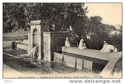 CPA Algérie - Mostaganem - Fontaine de la porte de Mascara, Arabes en prière (Editeur ND N°54)