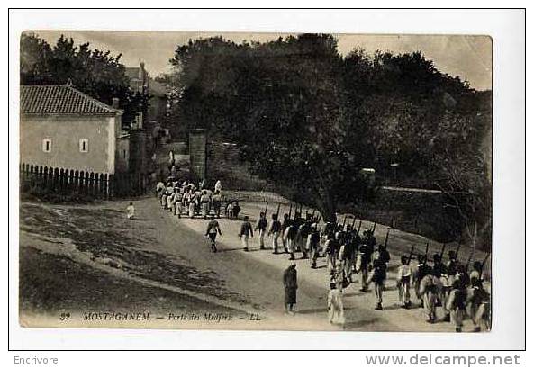 cpa MOSTAGANEM porte des medjers -deplacement de militaires --LL32 -tampon militaire au dos
