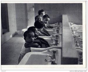 CPA     ALGERIE  ORAN          AERIUM GRANCHER      ANIMEE LES ENFANTS A LA TOILETTE