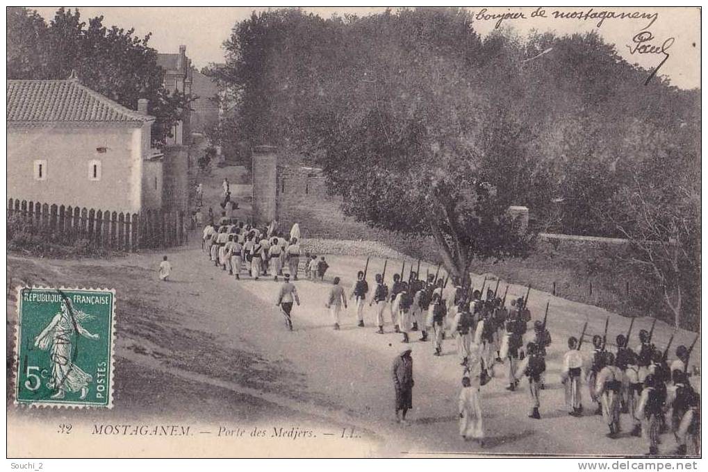 Mostaganem.- (Algérie) Porte des Medjers  - (belle animation - Régiment militaires)