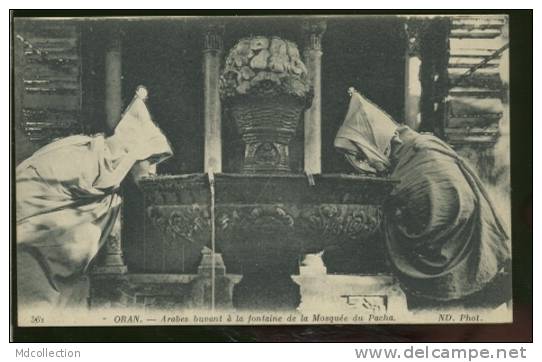 ALGERIE ORAN /  Arabes buvant à la fontaine de la mosquée du Pacha