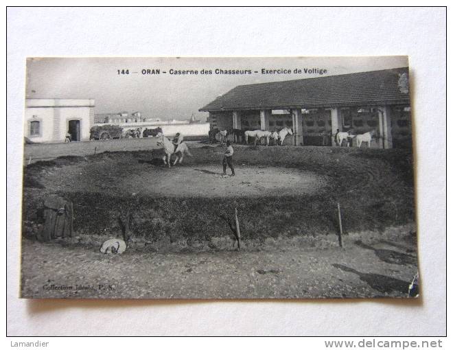 CPA - ORAN - Caserne des chasseurs - Exercice de Voltige