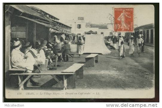 ALGERIE ORAN /  Le village nègre - Devant un café arabe