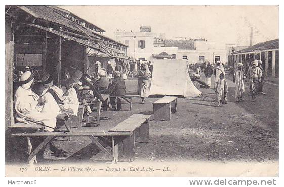 ALGERIE.ORAN.VILLAGE NEGRE DEVANT UN CAFE ARABE