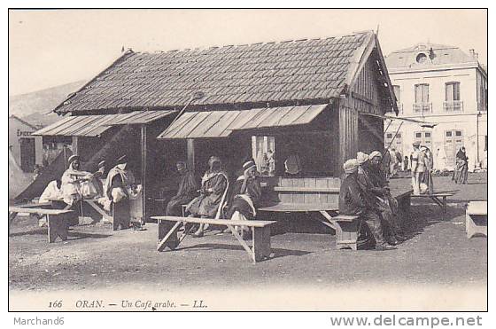 ALGERIE.ORAN. UN CAFE ARABE