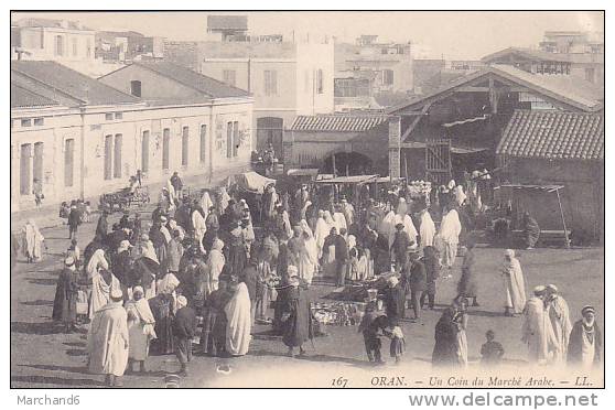 ALGERIE.ORAN. UN COIN DU MARCHE ARABE...petit pli coin haut droit