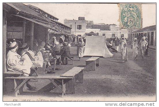 ALGERIE.ORAN.LE VILLAGE NEGRE DEVANT UN CAFE ARABE