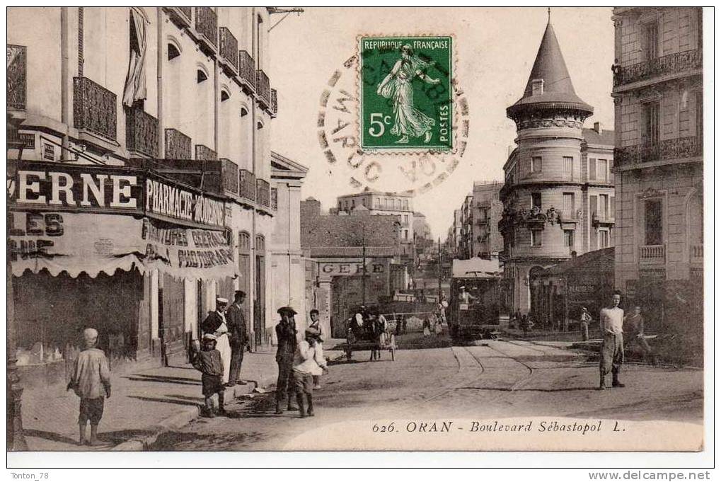 ORAN  -  BOULEVARD SÉBASTOPOL  -  SUPERBE ANIMATION DEVANT UNE PHARMACIE