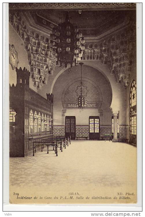 ORAN - INTERIEUR DE LA GARE - SALLE D'ATTENTE - SALLE DE BILLETERIE - Peu courante !