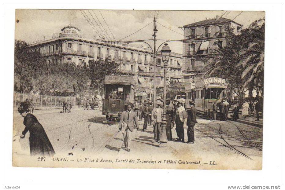 ORAN - LA PLACE D'ARMES - L'AARET DES TRAMWAYS ET L'HOTEL CONTINENTAL    (ALGERIE)
