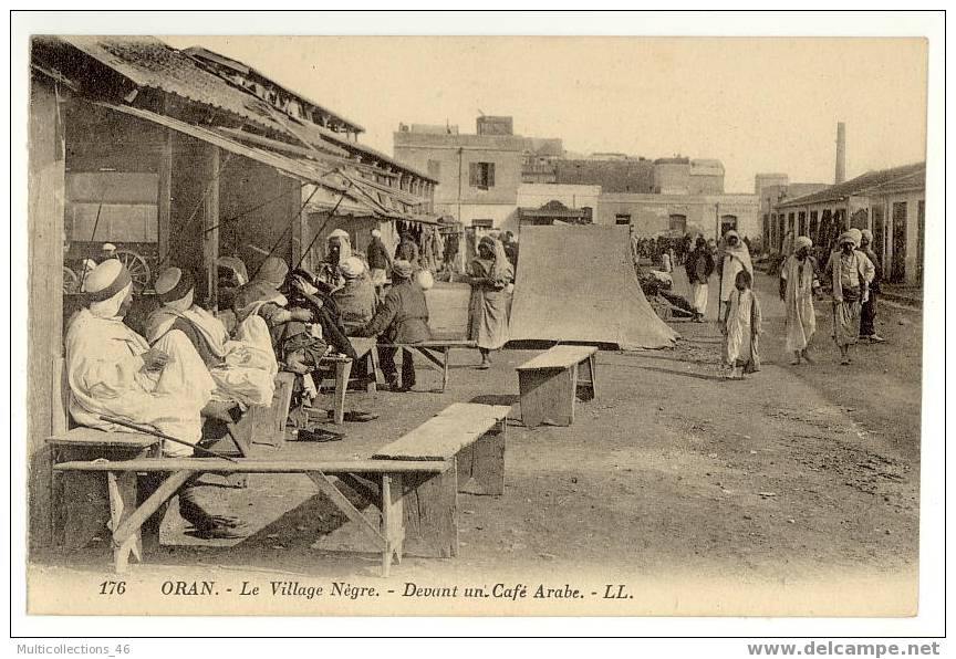 ORAN - Le Village Nègre - Devant un café arabe.