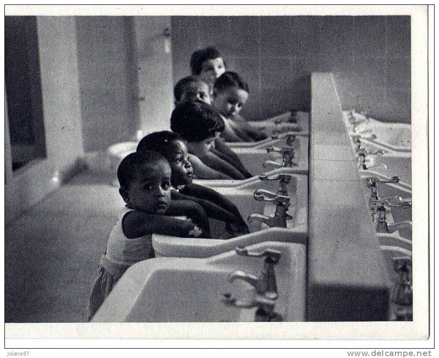 CPA     ALGERIE  ORAN          AERIUM GRANCHER      ANIMEE LES ENFANTS A LA TOILETTE