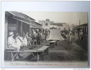 ORAN  (Algérie)    Le  VILLAGE  NEGRE  -  Devant un café arabe  (Belle animation)