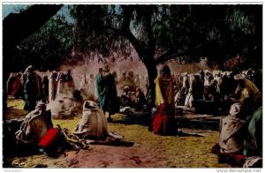 CPA. TRES ANIMEE. SETIF (CONTANTINE). MARCHE ARABE. ANNEE 50. DENTELLEE.