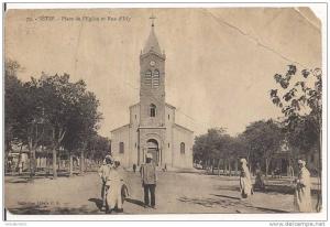 ALGERIE..SETIF..PLACE DE L EGLISE ET RUE D ISLY..PLAN ANIME..ETAT MOYEN..PETIT MANQUE SUR UN COIN ET PLI..1916