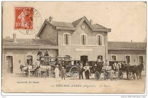 Algérie - SIDI BEL ABBES - la gare avec fiacre chevaux voyagé 1909 bon état (légérement tachée voir scan )