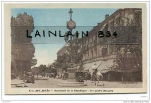 - SIDI-BEL-ABBÈS - Boulevard de la République -  les quatre horloges, non écrite, belle animation, très bon état, rare.